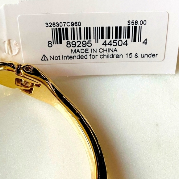 🍎Betsey Johnson Apple & Worm Bangle Bracelet, 7 1/2 inches🐛 - Picture 6 of 6
